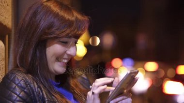 Kadın sokakta, onun cep telefonu kullanırken gülüyor yakın çekim