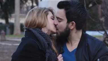 Park öpüşme, passional çift portresi