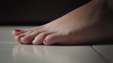 Kırmızı tırnak vernik yere yürüme ile kadın çıplak ayakları üzerinde kapat