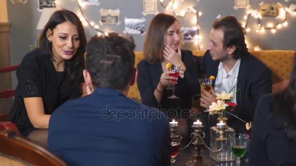 Happy hour: współpracownikami siedział przy stole, rozmawiając ze sobą — Wideo stockowe