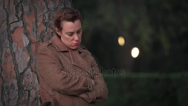 Sozinho e triste Mulher no parque à noite em — Vídeo de Stock