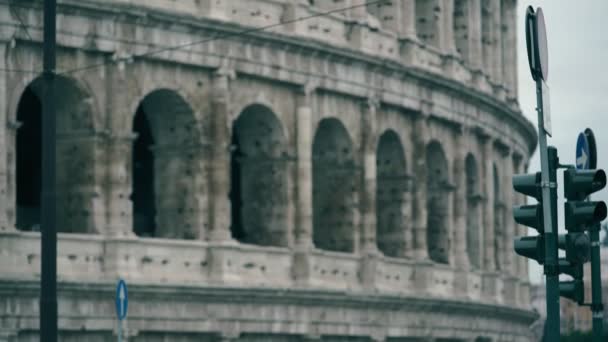 Hajléktalan kér pénzt a Colosseum, Róma — Stock videók