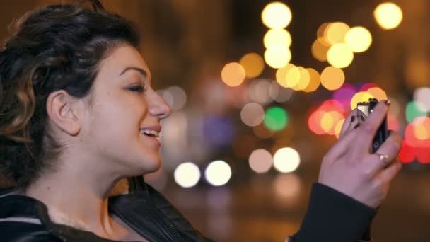 Sonriendo hermosa mujer tomando selfie con el teléfono inteligente — Vídeos de Stock