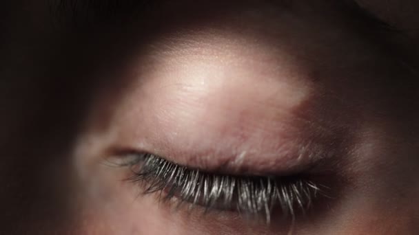 아름 다운 녹색 여자 눈 가까이 오프닝-매크로 — 비디오