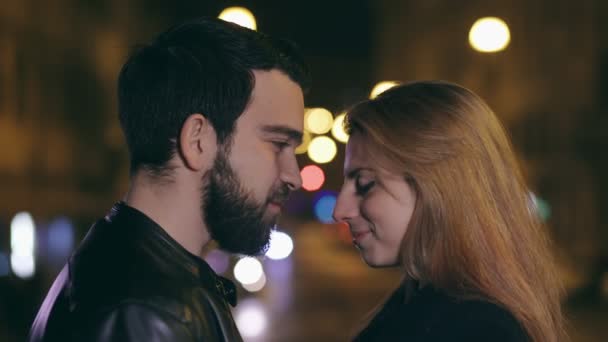 Sahne sevgi: aşık çift öpücük akşam şehirde — Stok video