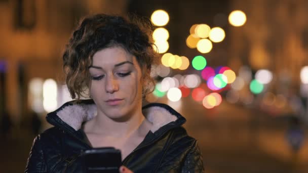 Улыбающаяся женщина делает селфи со смартфоном, закрывается — стоковое видео