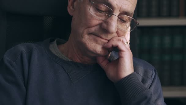 Θλιβερή γέρος μόνοι εξετάζει τη φωτογραφική μηχανή και κλείνει τα μάτια του — Αρχείο Βίντεο