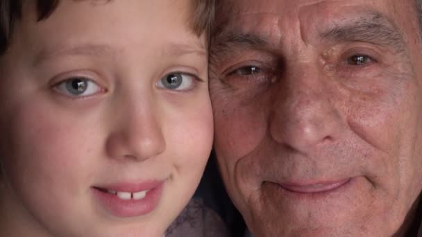Усміхнені обличчя дідуся і онука, старі і нові покоління — стокове відео