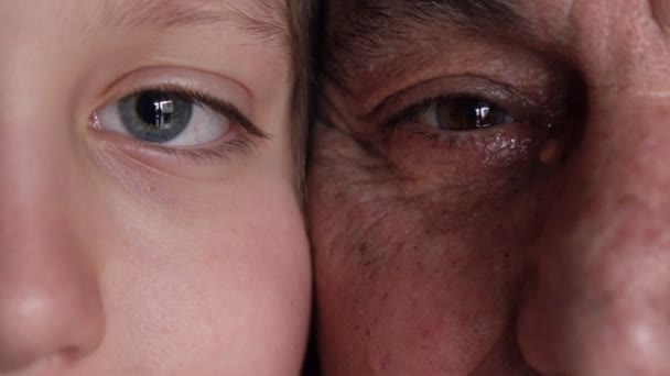 Глаза дедушки и внука, старых и новых поколений — стоковое видео