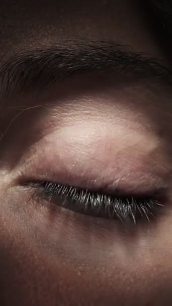 Красивый зеленый женский глаз в сумерках — стоковое видео