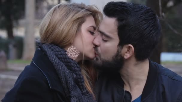 Hermosa pareja besándose dulcemente al aire libre, retrato — Vídeos de Stock