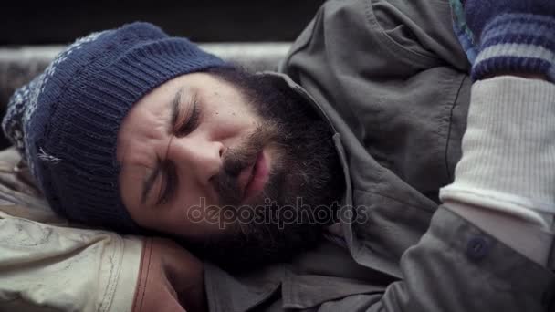 Hajléktalan, alszik az utcán, miközben a gyalogos elhagyja őt pénzt — Stock videók