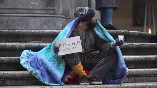 Портрет бездомных в одиночестве и к сожалению просит милостыню в городе — стоковое видео