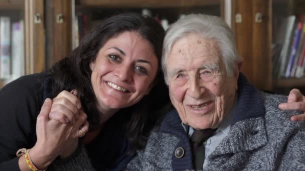 祖父と孫娘、カメラ目線の笑顔の肖像画 — ストック動画