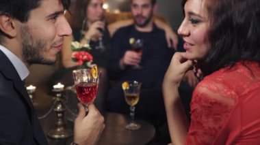 İşadamı ve sevimli kadın bir parti sırasında sohbet