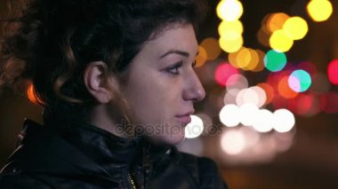 birisi için şehir gece ışık bekleyen dalgın tatlı kadın