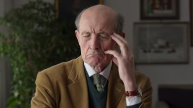 Endişeli ve dalgın yaşlı adam, kapalı portresi