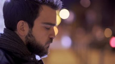 profil Sad, depresif sakallı adam City, yakın çekim