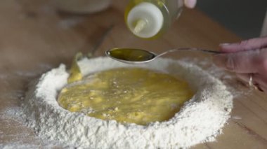Bir kaşık hamur yapmak, yakın çekim için yağ koyarak