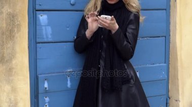 Smartphone ile yazarak seksi sarışın kadın portresi