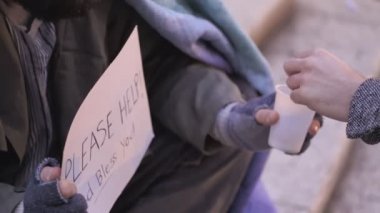 yakın evsiz el üzerine alır sadaka bilinmeyen el