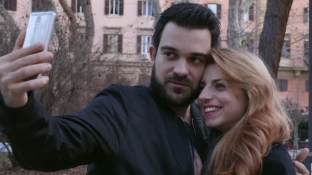 Boldog lovers figyelembe véve A Selfie, a park portréja — Stock videók