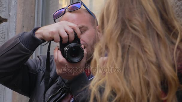 カメラマンは、通りの金髪モデルの写真 — ストック動画