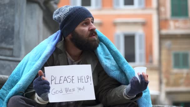 Πορτραίτο λυπημένο άστεγοι κάθεται στα σκαλιά, ζητώντας ελεημοσύνη — Αρχείο Βίντεο
