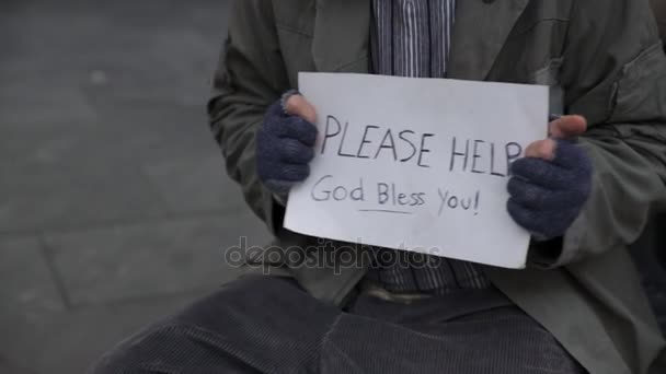 Feche as mãos de mendigo enquanto recebe comida e café quente — Vídeo de Stock