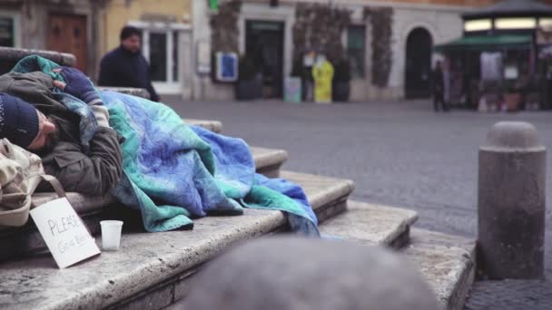Focus Homeless Man Sleeps Stairs Fountain While Man Give Him — Vídeos de Stock