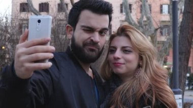 mutlu çiftimiz parkta komik bir selfie yapıyor aşık