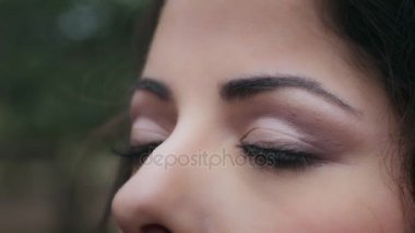 Güzel kadın gözleri açılır ve örnek alıyor