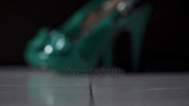 Yere yatın, yeşil ayakkabı arka plan yürüyen kadın çıplak ayak