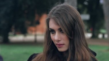 düşünceli, hüzünlü güzel kadın parkta, yakın çekim