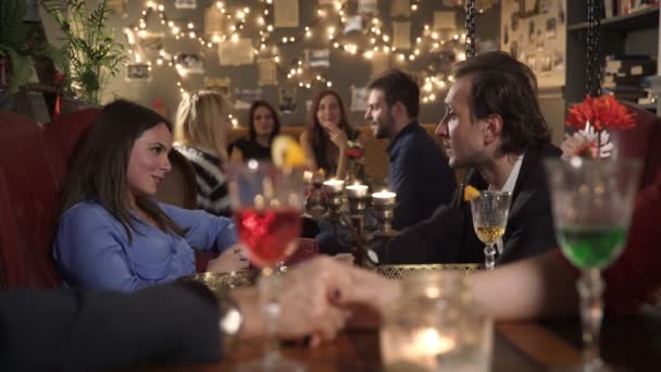 젊은 커플 클래스 파티 동안 유혹에 초점 — 비디오