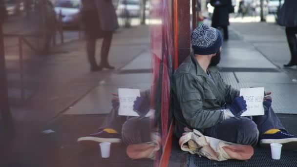 Retrato del mendigo en la calle pidiendo caridad: pobreza, miseria, hambre — Vídeo de stock