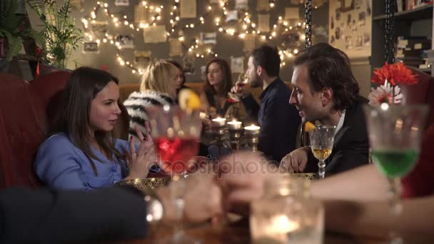 调情夫妇的肖像在非常拥挤的酒吧里做吐司 — 图库视频影像