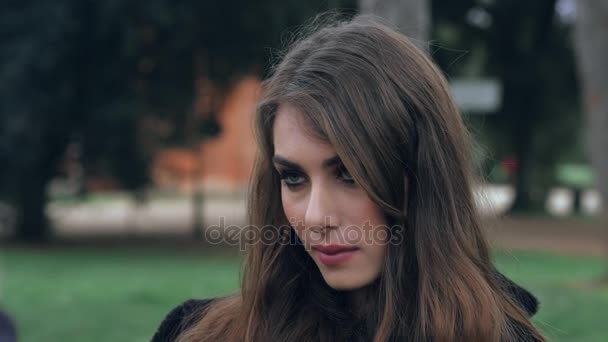 公園で思慮深く、悲しい美しい女性をクローズ アップ — ストック動画