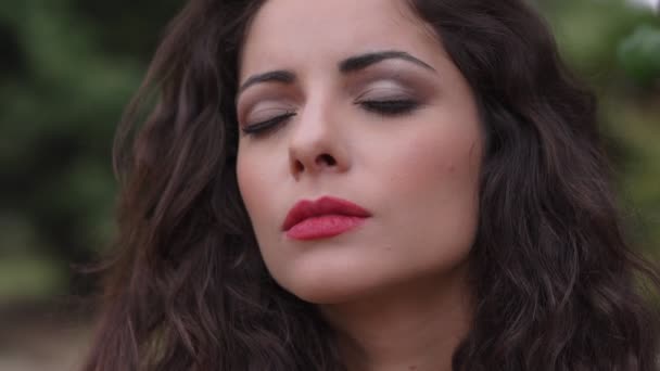 Detailní záběr na sama a smutná krásná bruneta .depressed žena portrét, venkovní — Stock video