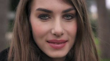 sensually kameraya gülümseyen güzel genç kadın yakın çekim