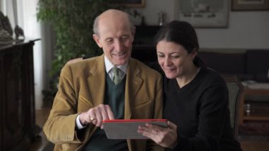 Eski baba ve tablete fotoğraflarına bakmaktan ve gülümseyen kız