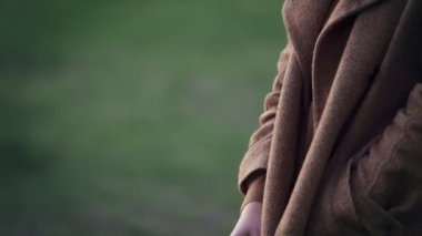 Sad ve ile onun küçük köpek, öğleden sonra parkta yalnız kadın portre