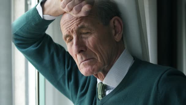 Portrait de vieil homme triste déprimé appuyé contre la fenêtre — Video