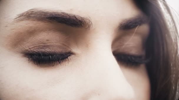 Kobieta otwarcia oczu. Portret na wonderfu niebieskie oczy z bliska — Wideo stockowe