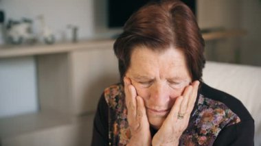 Portre portre, bir yaşlı kadın dalgın ve üzgün evde: düşünceli yaşlı
