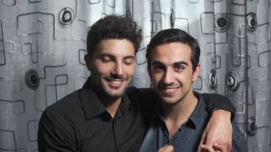 Gay çift gülümseyen ağızlarına bir öpücük değişimler