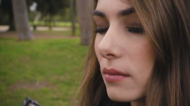 Onun mavi gözlerini - ağır çekim güzel genç kadın açar