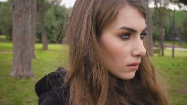 parkta güzel düşünceli ve kızgın bir kadın portresi