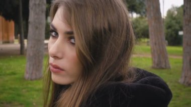 Güzel kadın portresi başı döner ve kameraya fibrely görünüyor