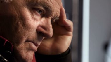 Dalgın ve hüzünlü adamın gözlerini. Yaşlı adamın gözünü kapat